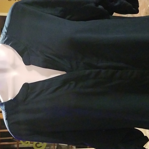 🌺NEW YORK & COMPANY V-neck- Roll-Sleeve Button-Down - Picture 2 of 12